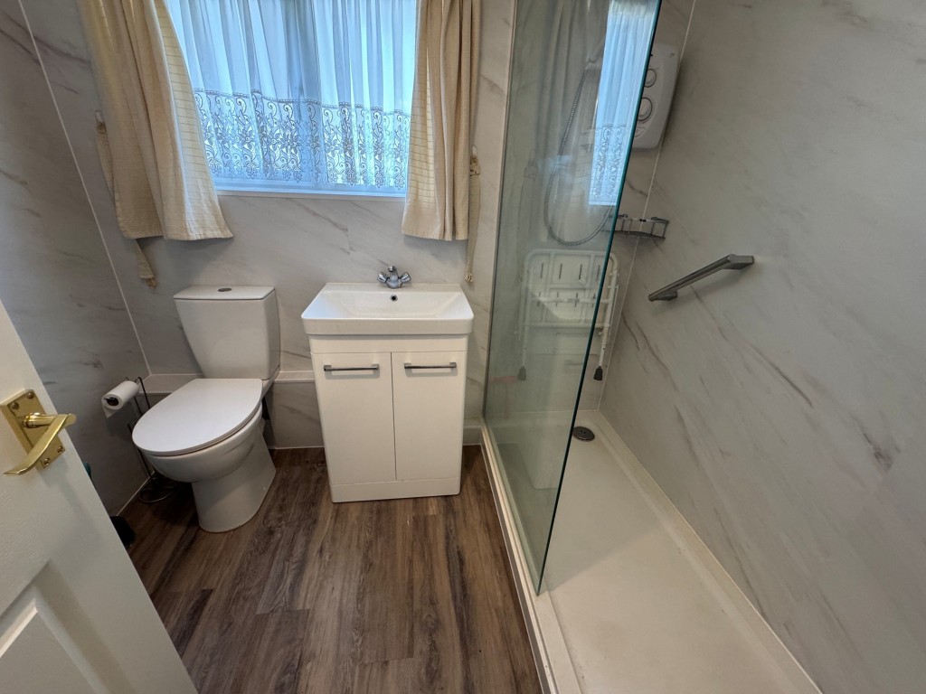 Lot: 153 - GROUND FLOOR APARTMENT IN PURPOSE-BUILT BLOCK WITH PARKING - Shower room